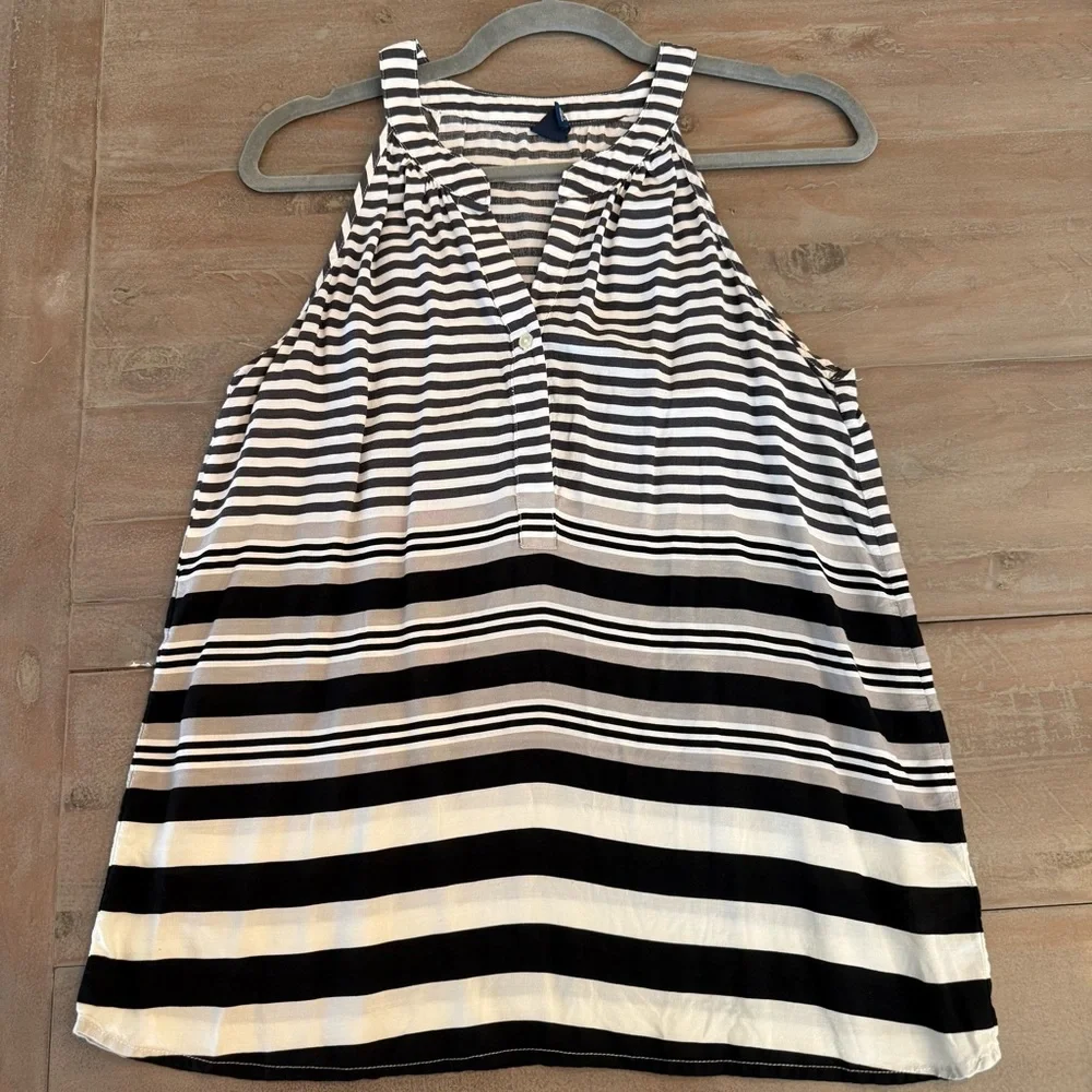 Old Navy B&W striped, sleeveless blouse split neck button-front detail Sz M EUC - Picture 1 of 10